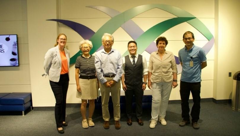 a group photo of Peng and his committee members